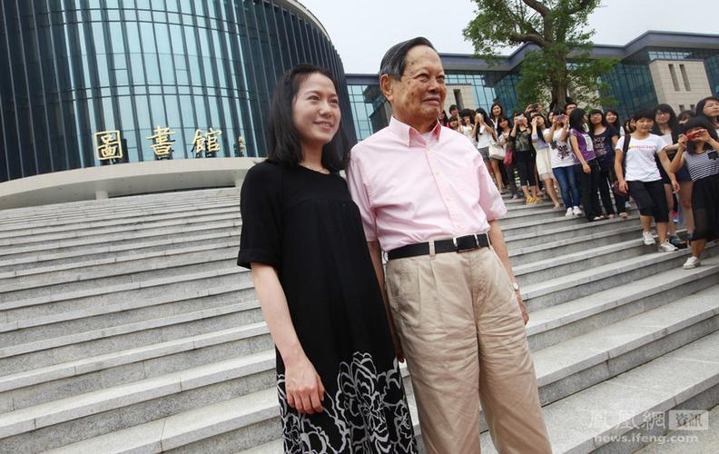 杨振宁先生在东莞城市学院图书馆前合影