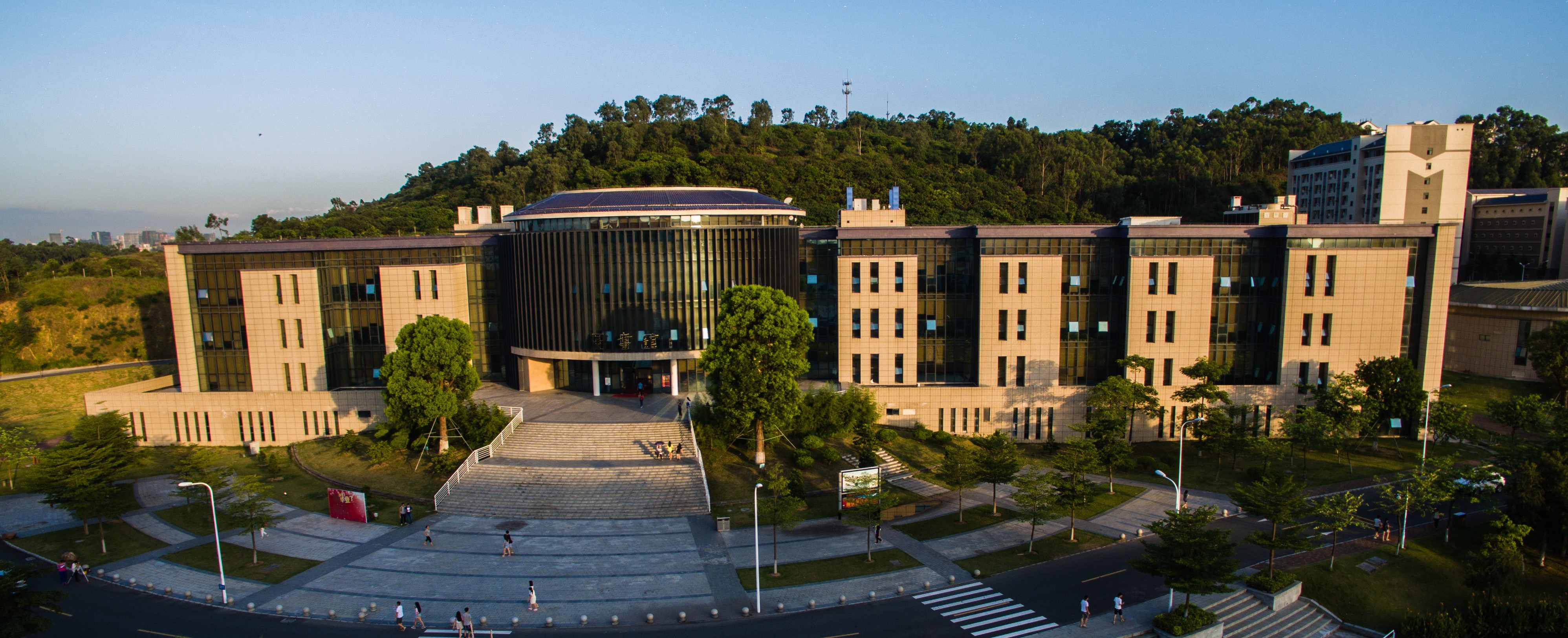 东莞城市学院图书馆建筑全景